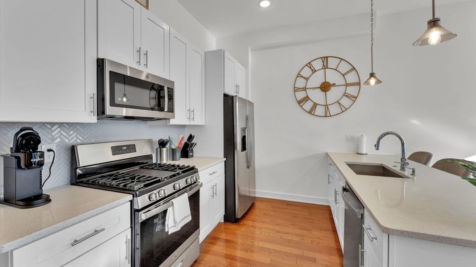 Apartment, 3 Bedrooms | Private kitchen | Coffee/tea maker, electric kettle, dining tables