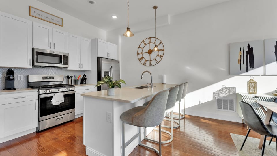 Apartment, 3 Bedrooms | Private kitchen | Coffee/tea maker, electric kettle, dining tables