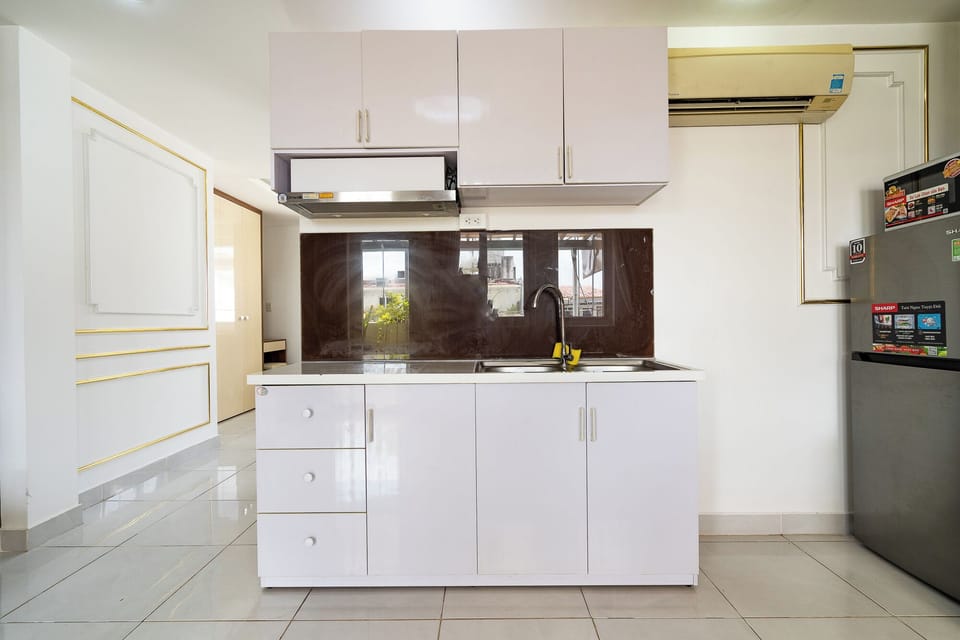 Junior Suite, City View | Private kitchen | Fridge, microwave