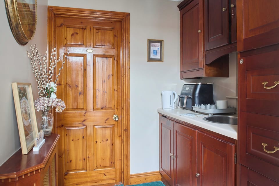 Kitchenette with Microwave, Electric Hob, Air fryer, Kettle, Toaster and Washing Machine/dryer 