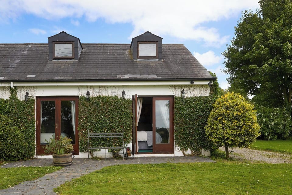 Large spaciousl garden overlooking the River Boyne and Hot Box Sauna 