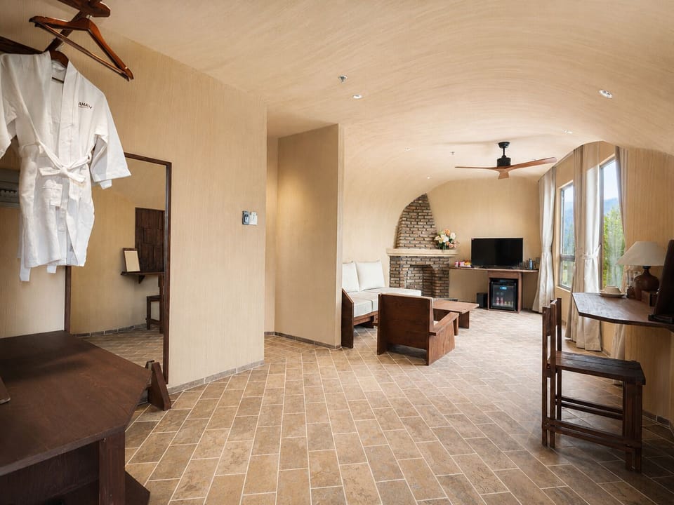 Luxury Double Room, City View | Living area