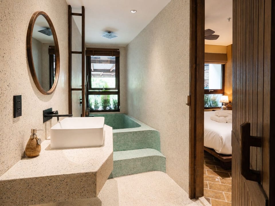 Superior Double Room | Bathroom | Separate tub and shower, free toiletries, hair dryer, towels