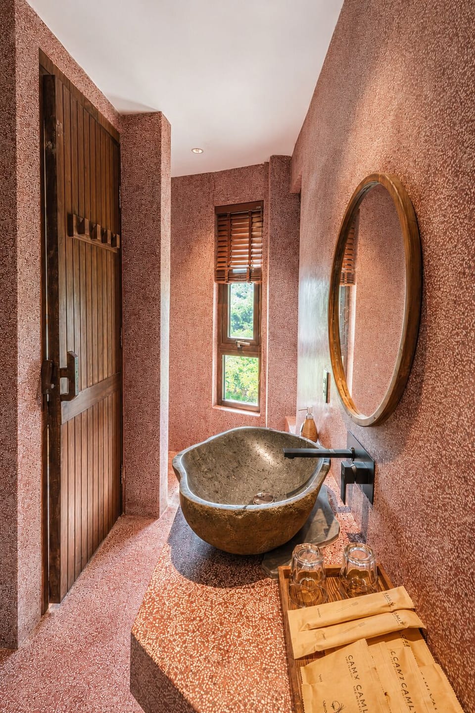 Luxury Double Room, City View | Bathroom | Separate tub and shower, free toiletries, hair dryer, towels