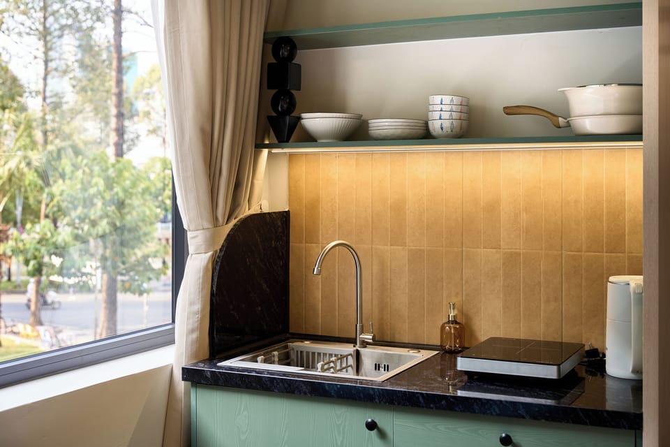 Family Studio | Private kitchen | Mini-fridge, stovetop, cookware/dishes/utensils