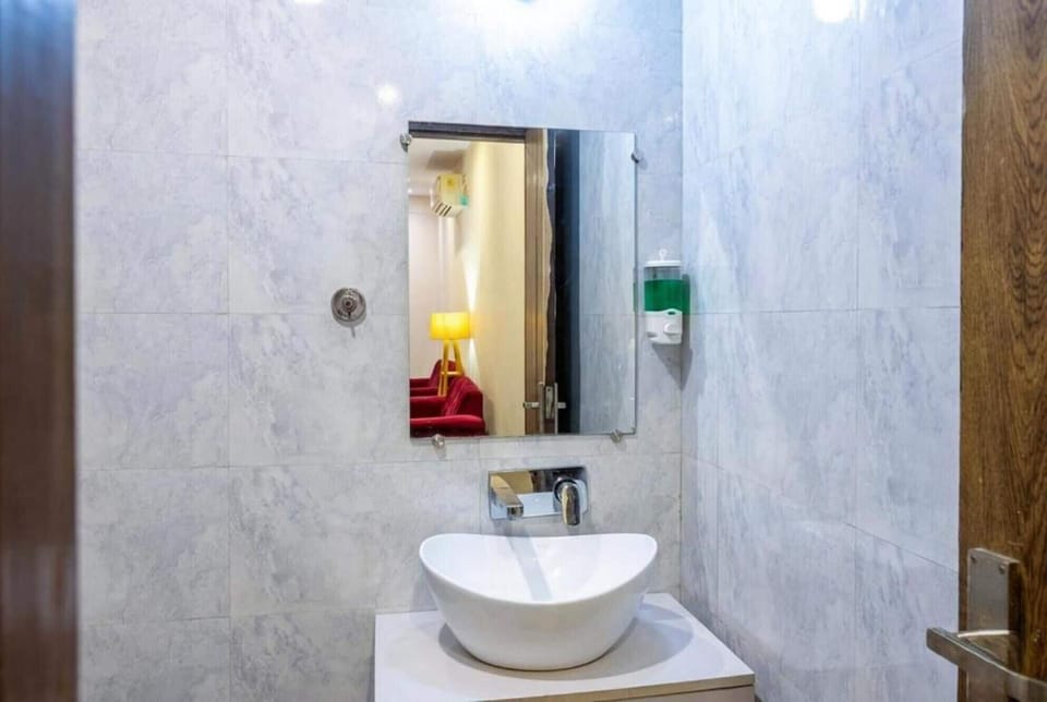 Deluxe Double Room | Bathroom | Free toiletries, towels, toilet paper