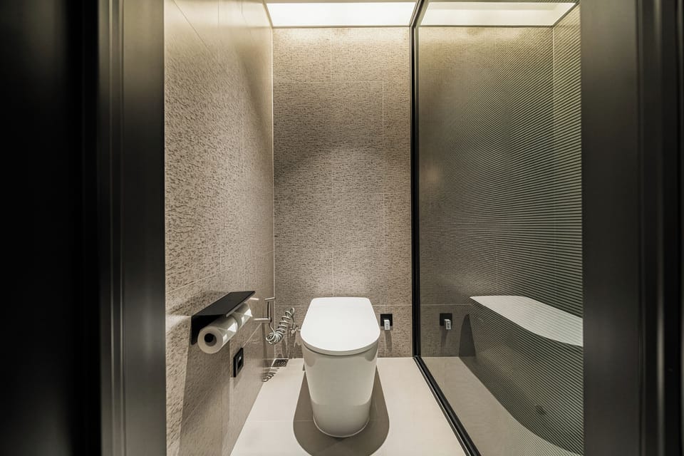 Senior Suite | Bathroom | Shower, hair dryer, bathrobes, towels