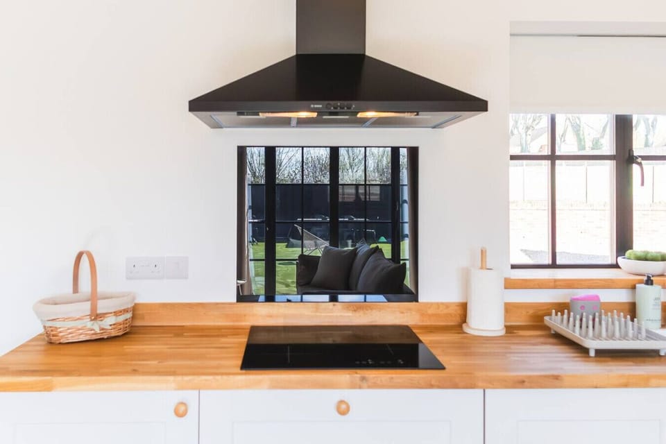 Cook, chat, and keep an eye on the garden at the same time.
