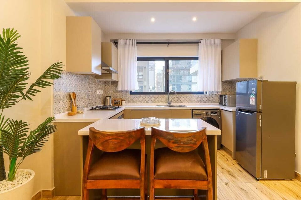 Full-size fridge, microwave, oven, stovetop
