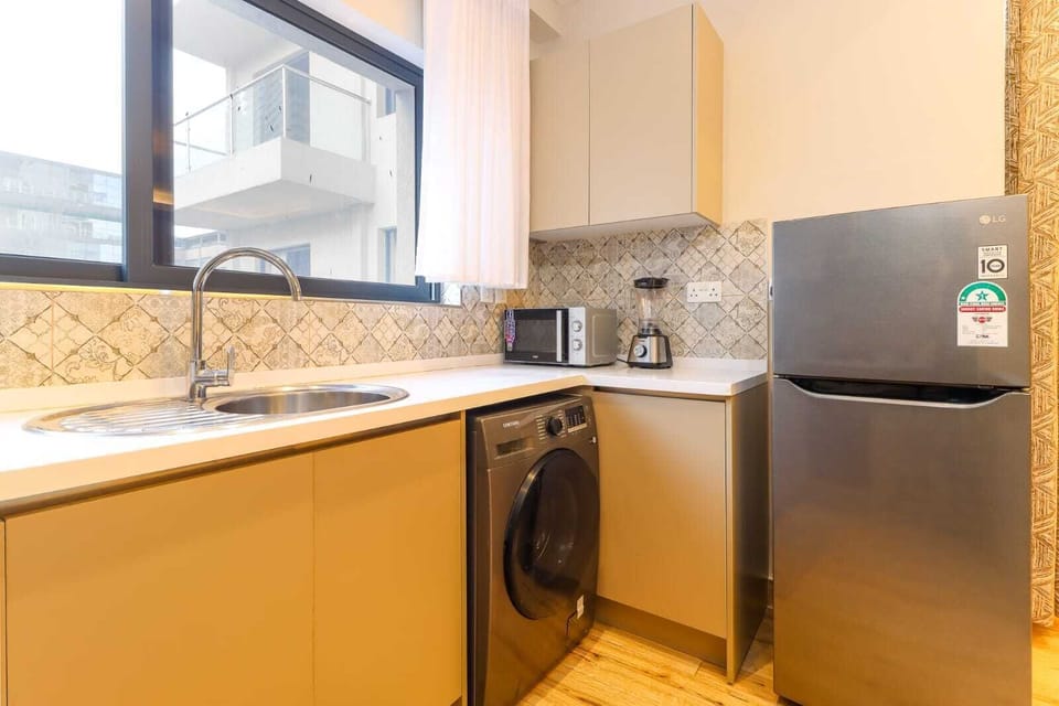 Full-size fridge, microwave, oven, stovetop