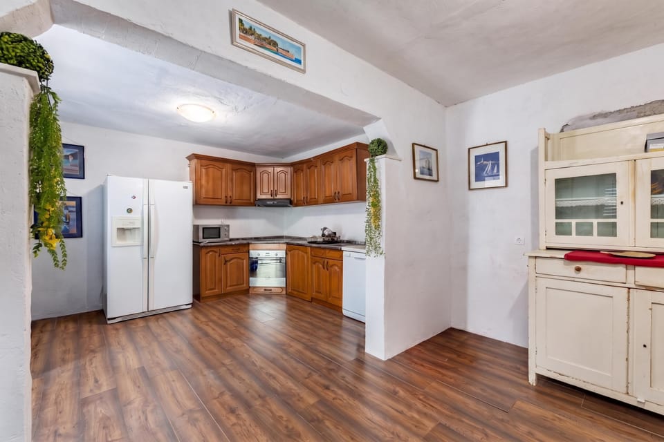 Family House, 3 Bedrooms, Refrigerator & Microwave (Pool & Garden House Jaga) | Private kitchen