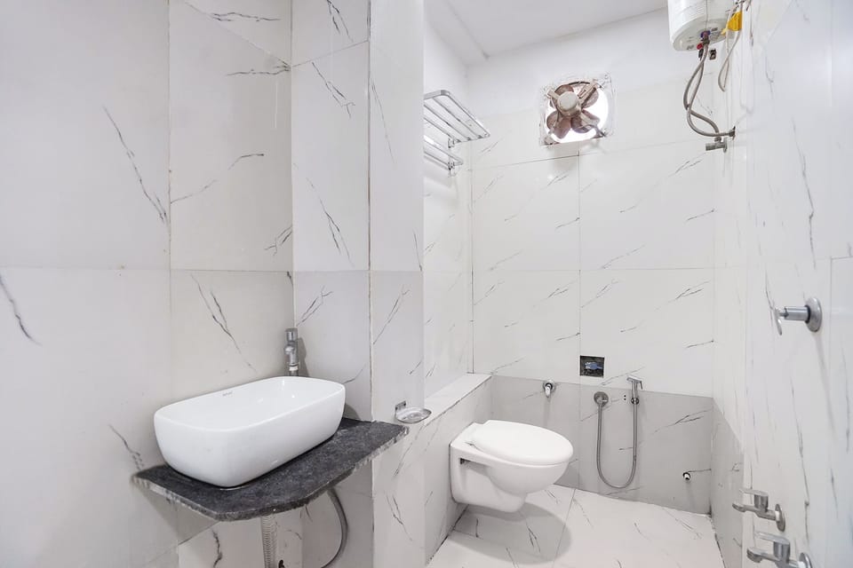 Deluxe Room | Bathroom | Shower, rainfall showerhead, free toiletries, towels