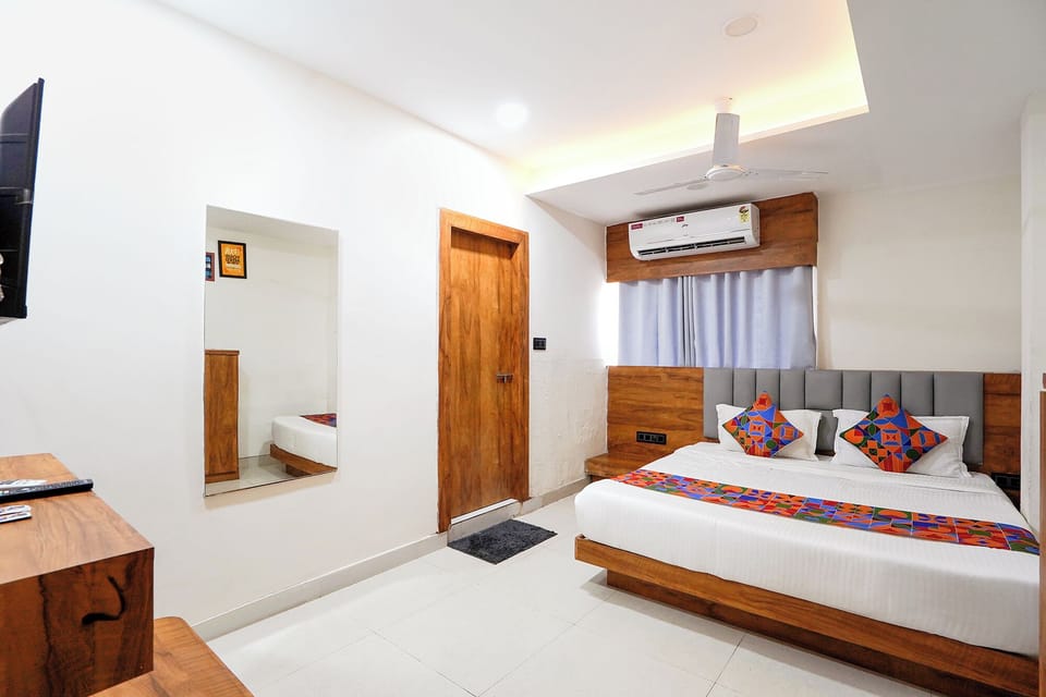 Deluxe Room | Egyptian cotton sheets, premium bedding, in-room safe, desk