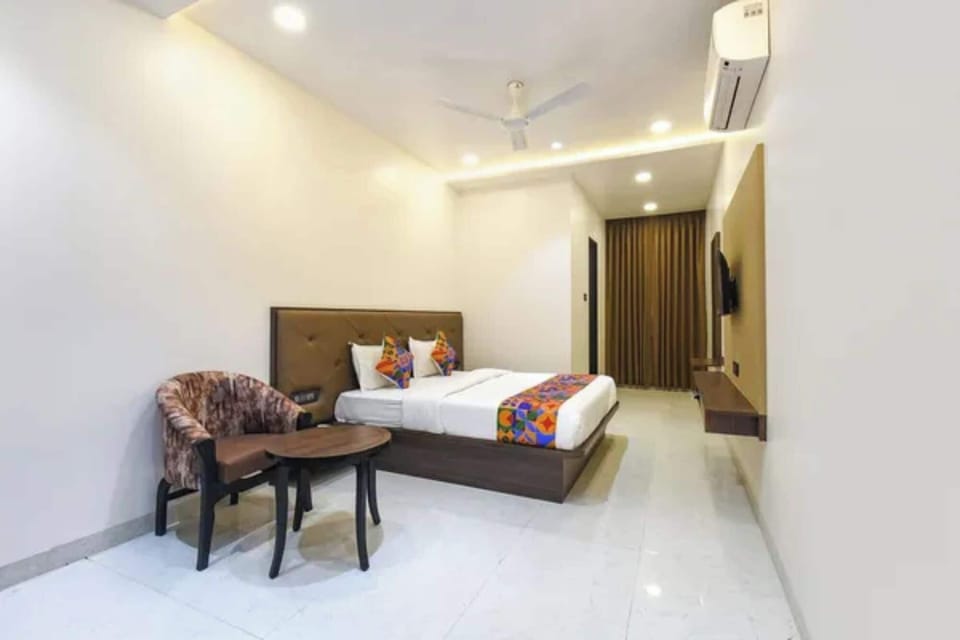 Deluxe Room | Egyptian cotton sheets, premium bedding, in-room safe, desk