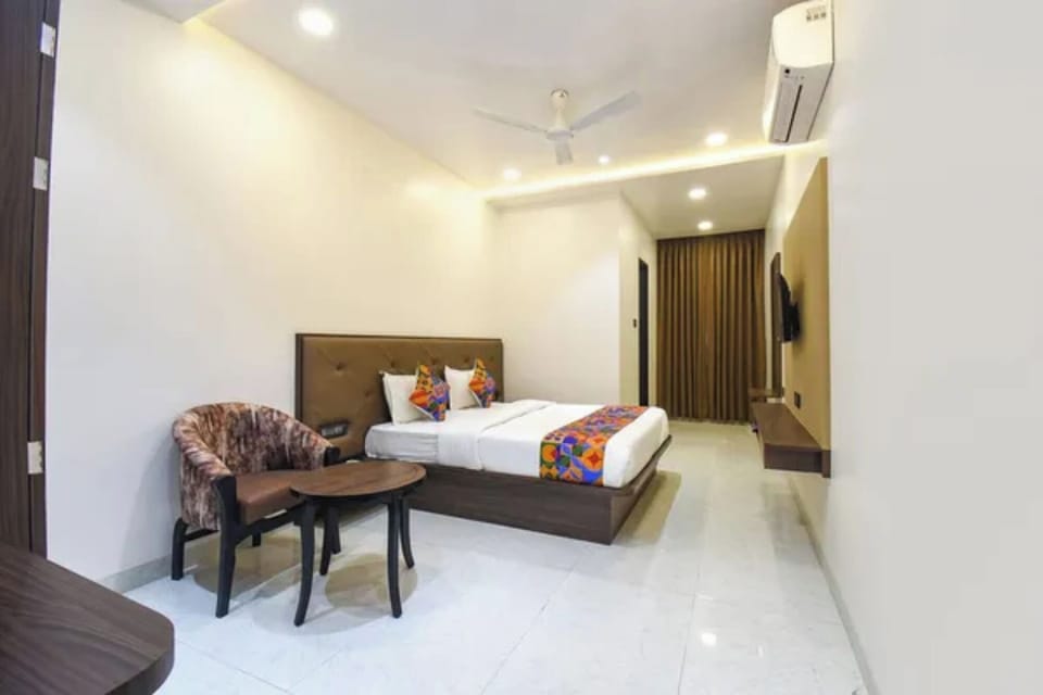 Egyptian cotton sheets, premium bedding, in-room safe, desk
