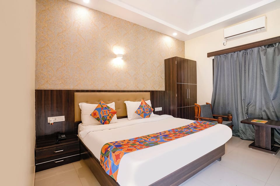 Premium Room | Egyptian cotton sheets, premium bedding, in-room safe, desk