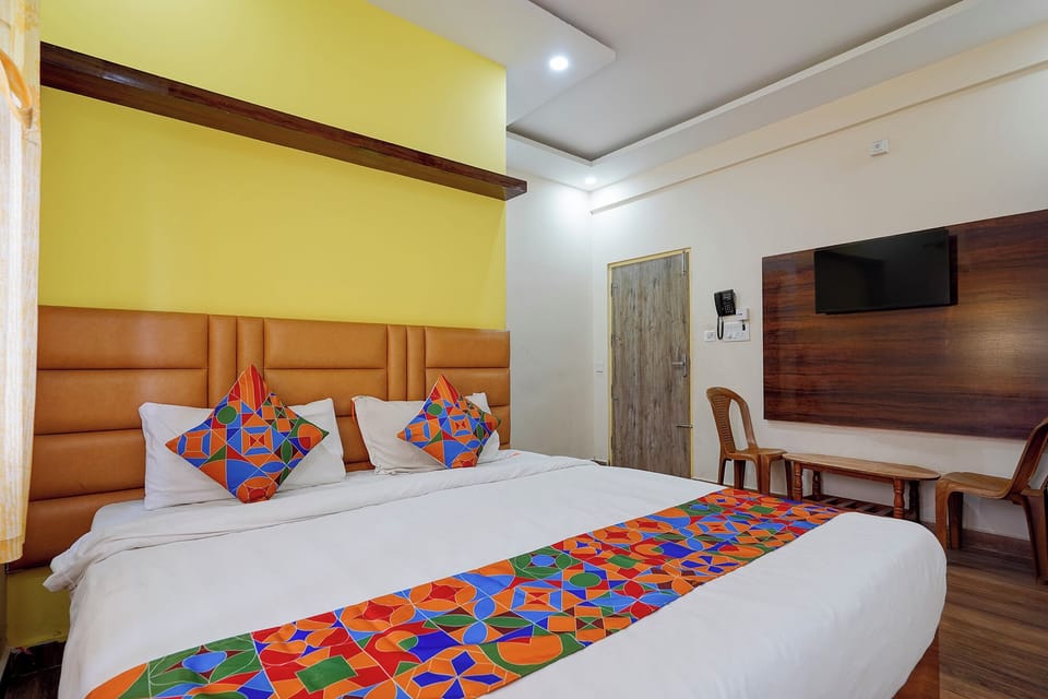 Egyptian cotton sheets, premium bedding, in-room safe, desk