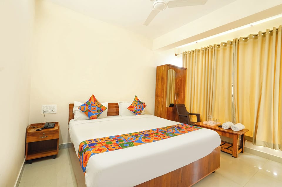 Egyptian cotton sheets, premium bedding, in-room safe, desk