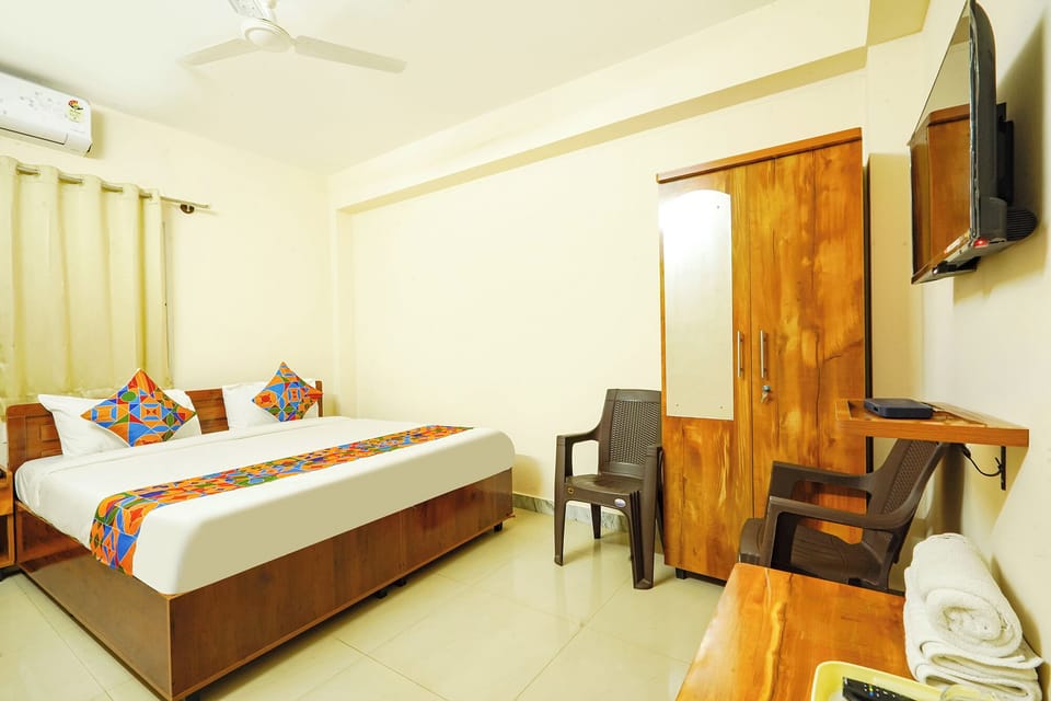 Egyptian cotton sheets, premium bedding, in-room safe, desk