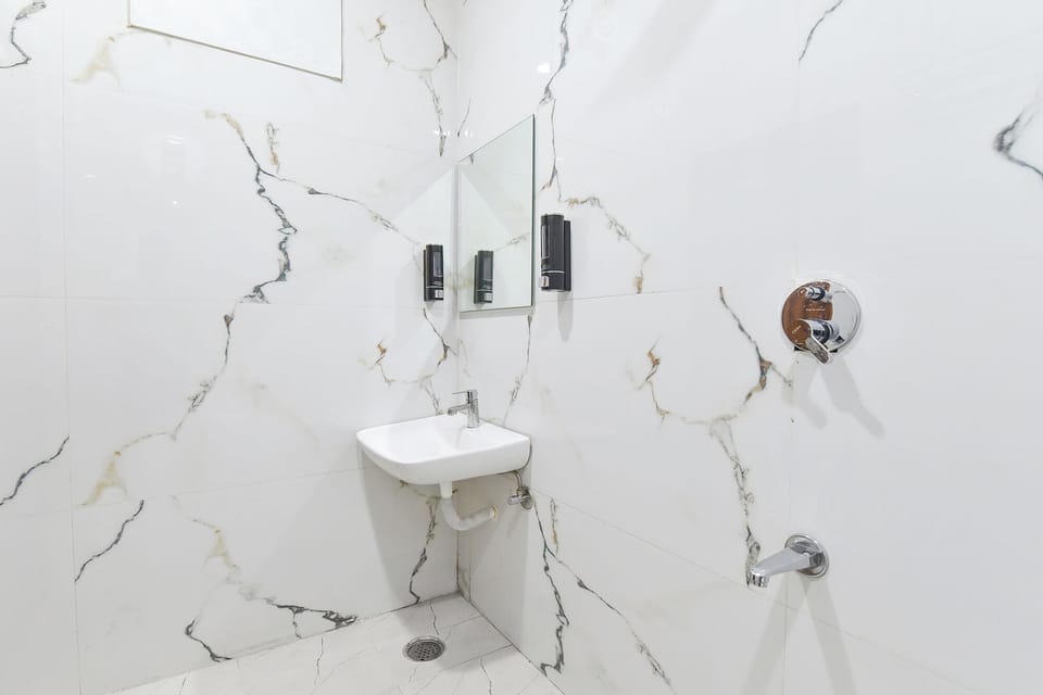 Shower, rainfall showerhead, free toiletries, towels