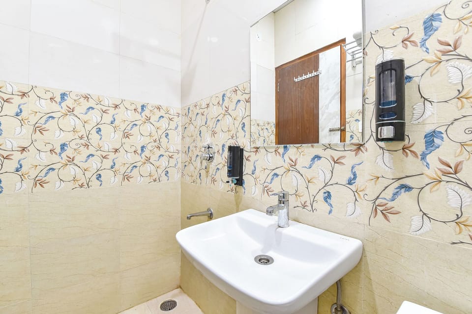 Shower, rainfall showerhead, free toiletries, towels