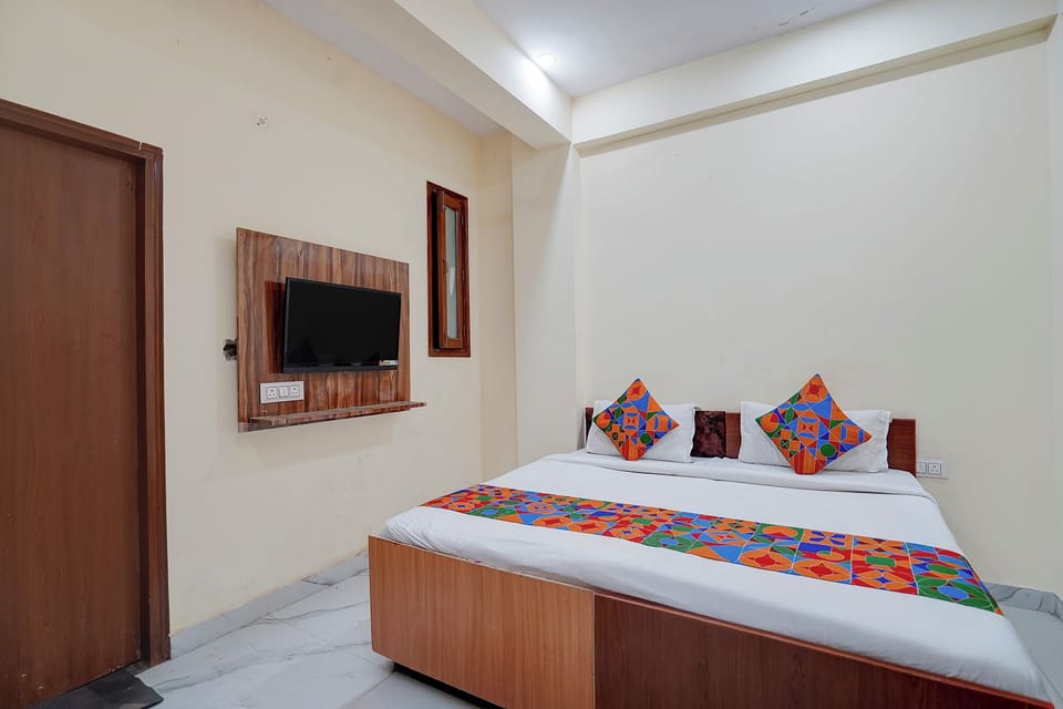 Egyptian cotton sheets, premium bedding, in-room safe, desk