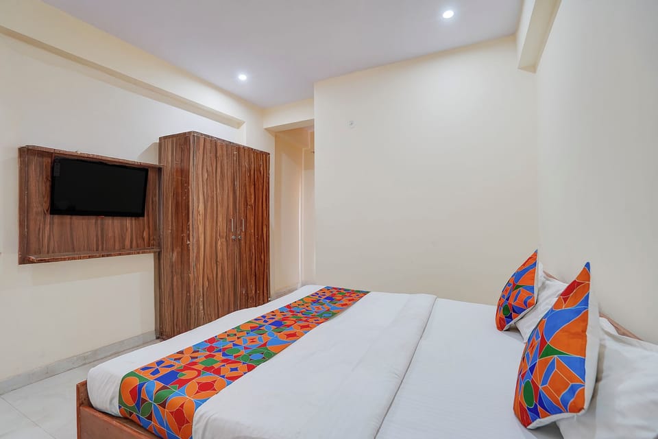 Egyptian cotton sheets, premium bedding, in-room safe, desk