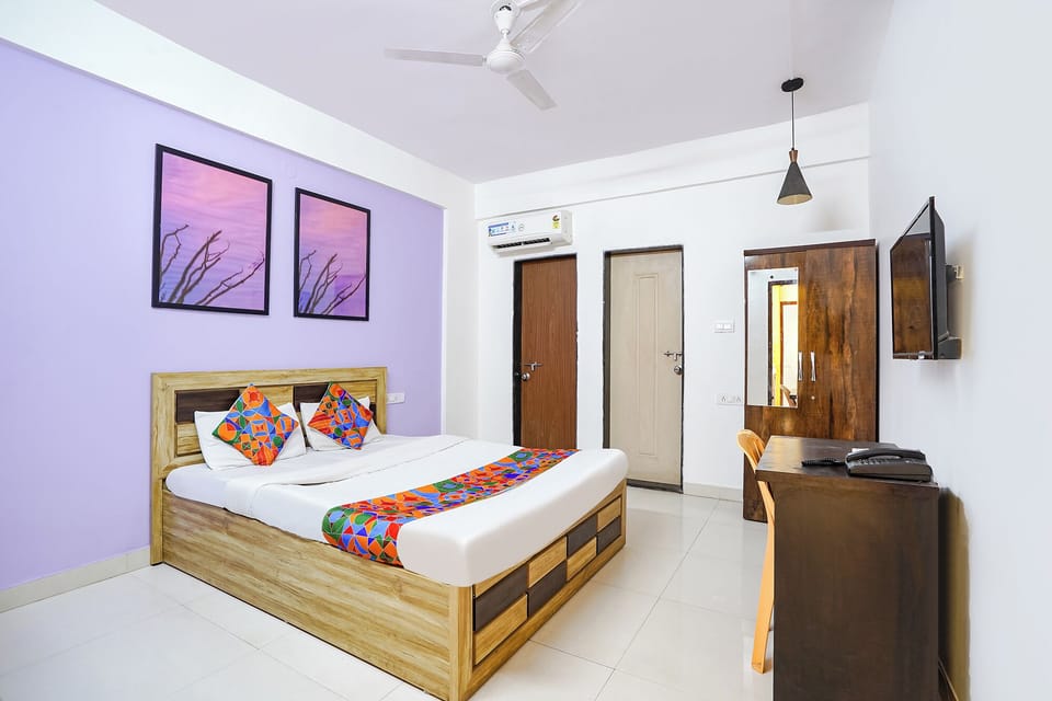 Egyptian cotton sheets, premium bedding, in-room safe, desk