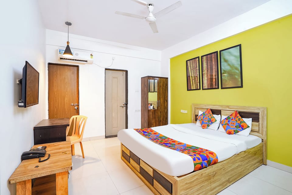 Deluxe Room | Egyptian cotton sheets, premium bedding, in-room safe, desk