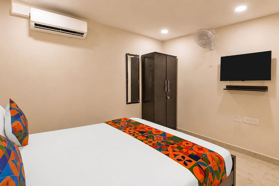 Egyptian cotton sheets, premium bedding, in-room safe, desk