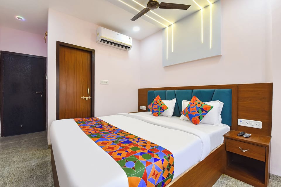 Deluxe Room | Egyptian cotton sheets, premium bedding, in-room safe, desk
