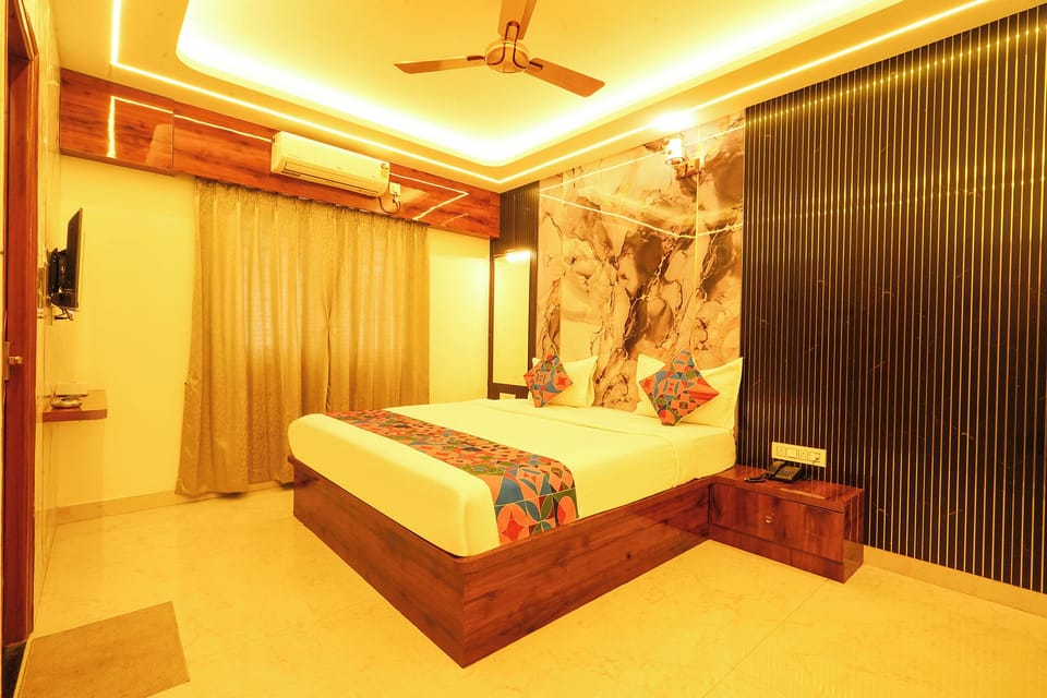 Deluxe Room | Egyptian cotton sheets, premium bedding, in-room safe, desk