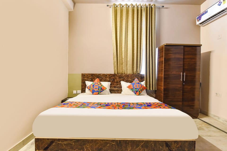 Egyptian cotton sheets, premium bedding, in-room safe, desk