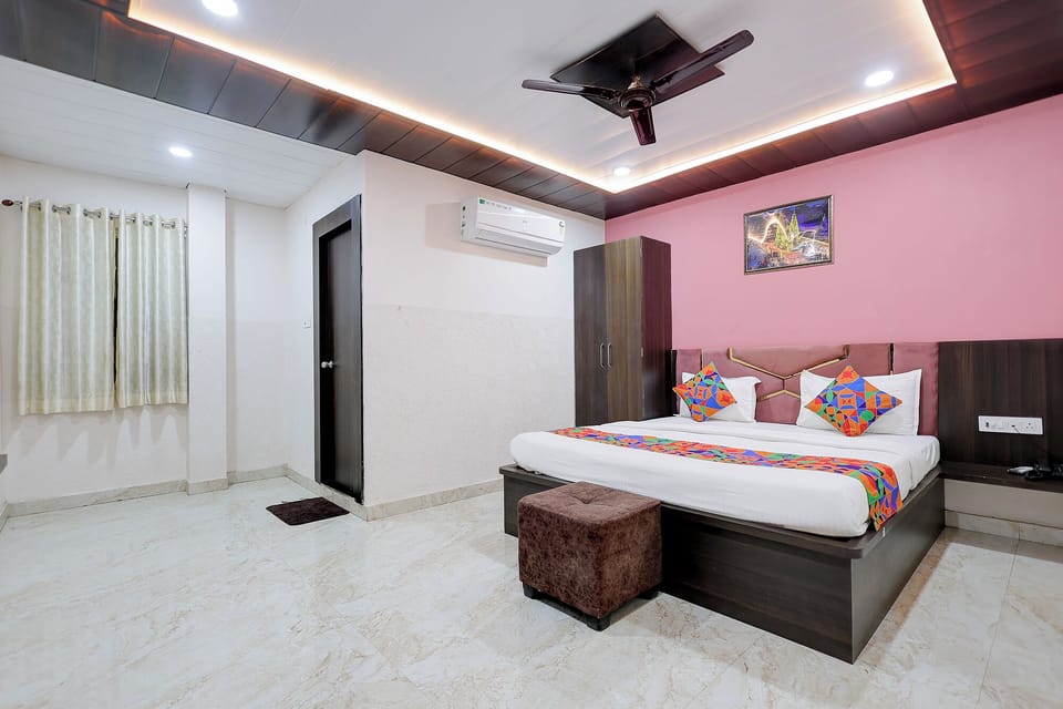 Premium Room | Egyptian cotton sheets, premium bedding, in-room safe, desk