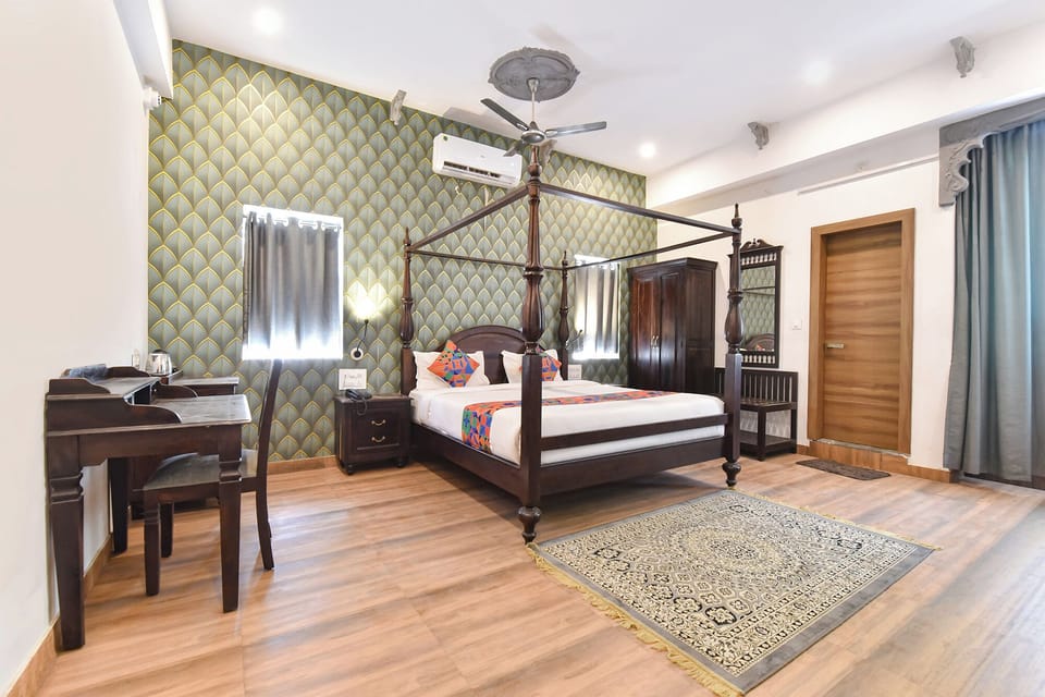 Suite | Egyptian cotton sheets, premium bedding, in-room safe, desk