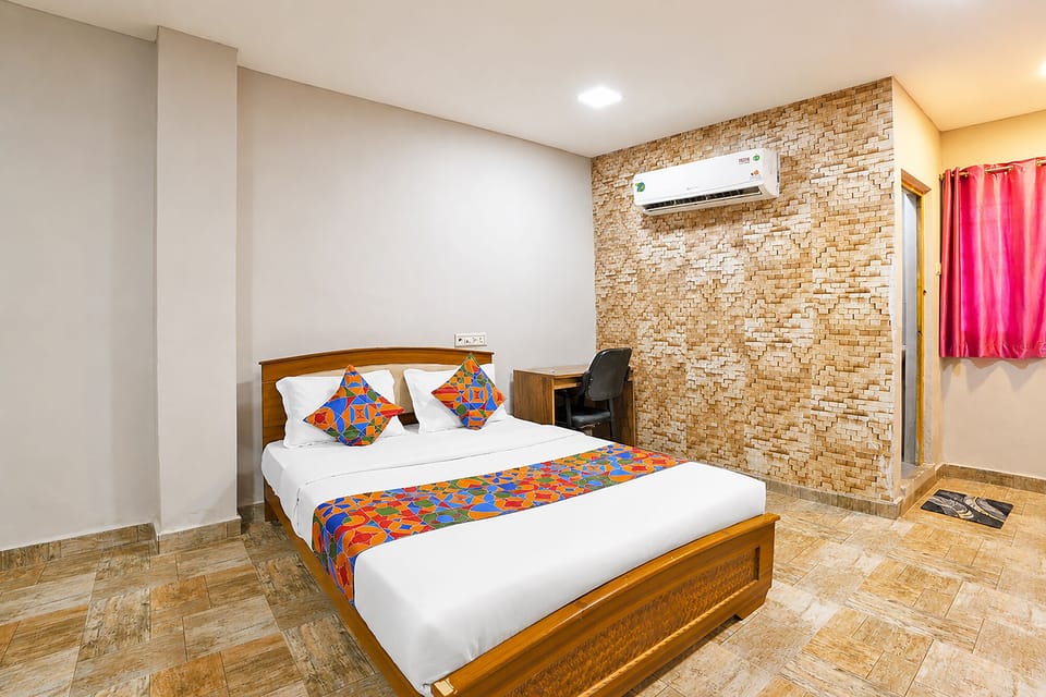 Egyptian cotton sheets, premium bedding, in-room safe, desk