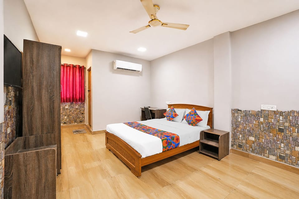 Deluxe Room | Egyptian cotton sheets, premium bedding, in-room safe, desk
