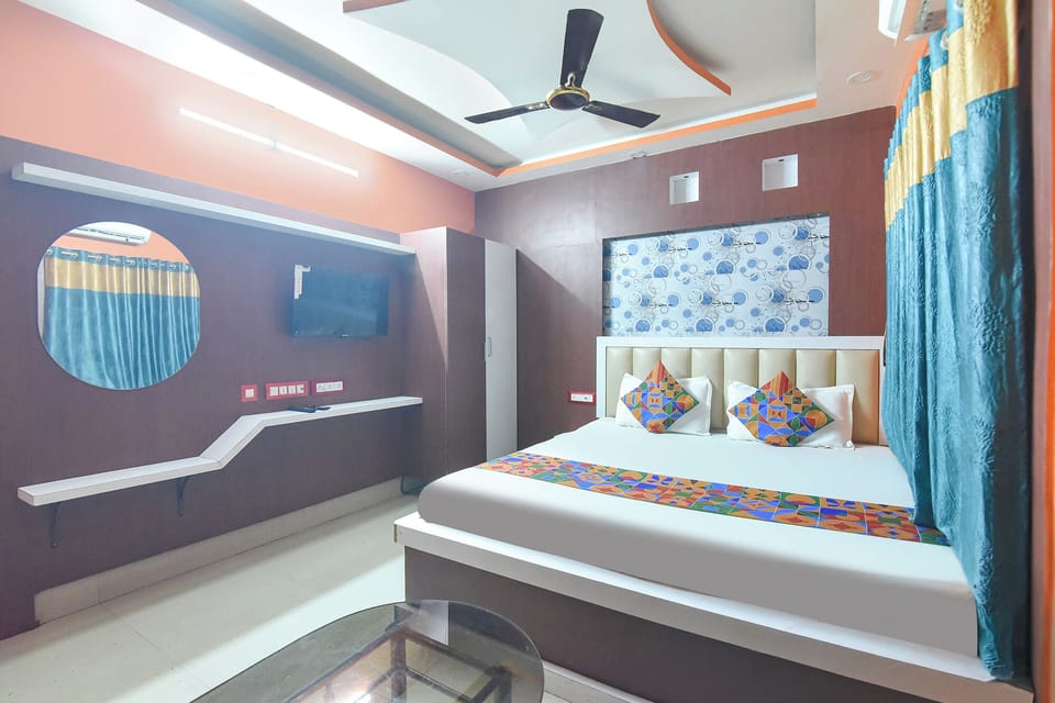 Egyptian cotton sheets, premium bedding, in-room safe, desk