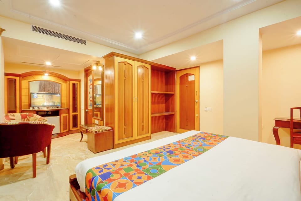 Egyptian cotton sheets, premium bedding, in-room safe, desk