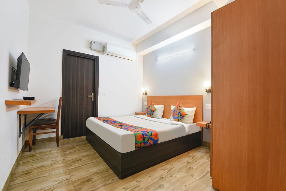 Egyptian cotton sheets, premium bedding, in-room safe, desk
