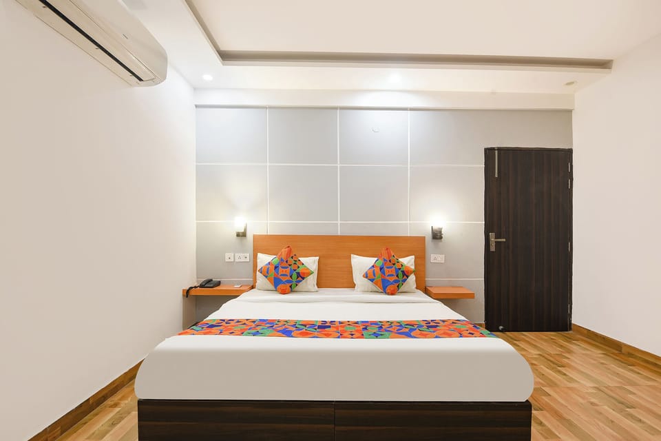 Egyptian cotton sheets, premium bedding, in-room safe, desk