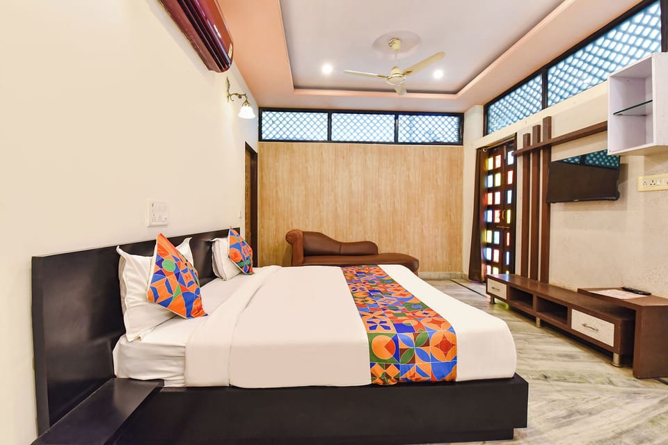 Egyptian cotton sheets, premium bedding, in-room safe, desk