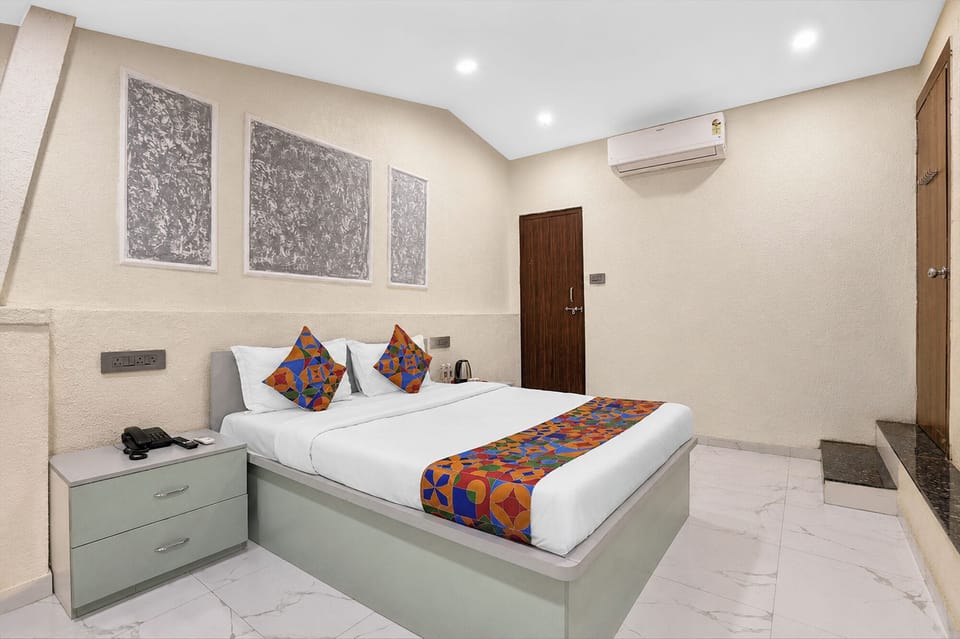 Egyptian cotton sheets, premium bedding, in-room safe, desk