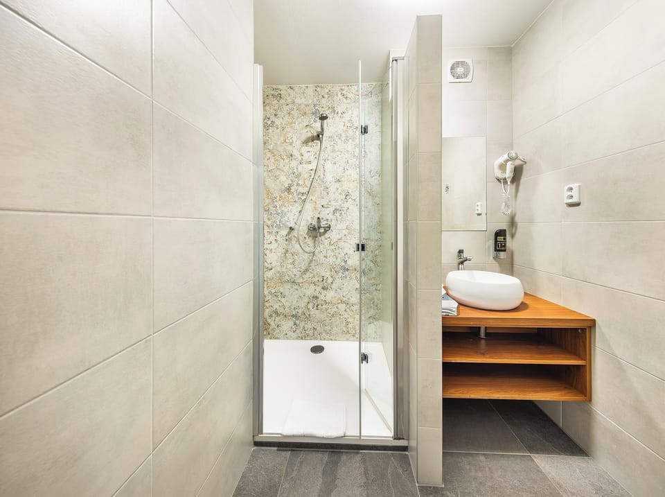Suite | In-room safe, desk, WiFi (free), bed sheets