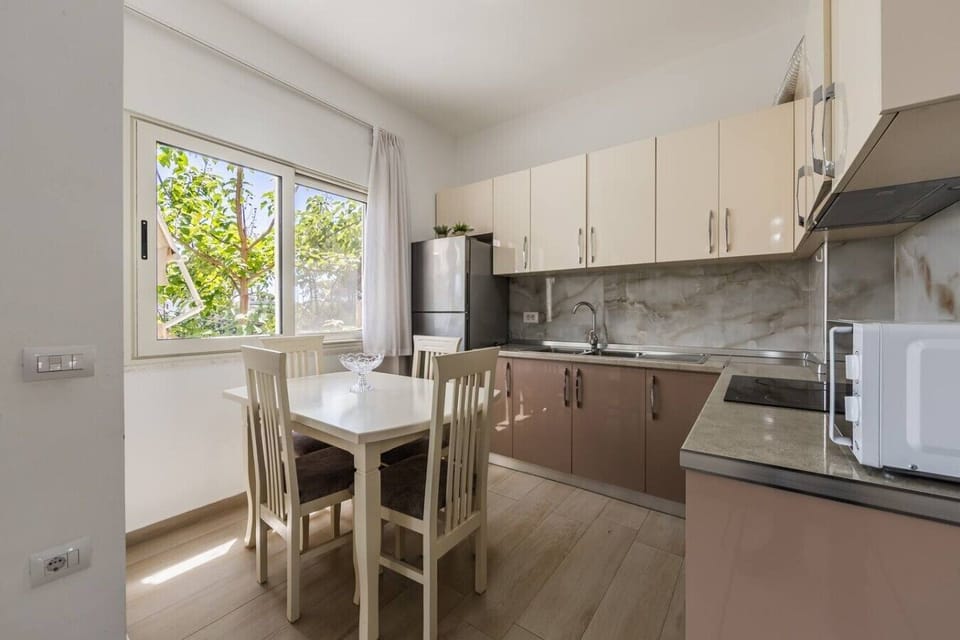 Dining area and fully-equipped kitchen