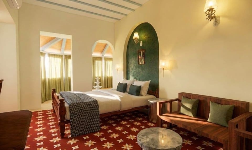 Signature Studio Suite, Hot Tub | Premium bedding, desk, laptop workspace, WiFi (free)