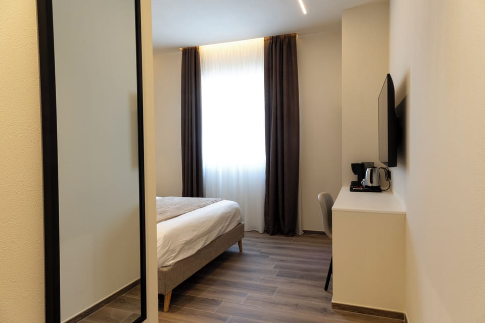 Room, City View | Desk, free WiFi