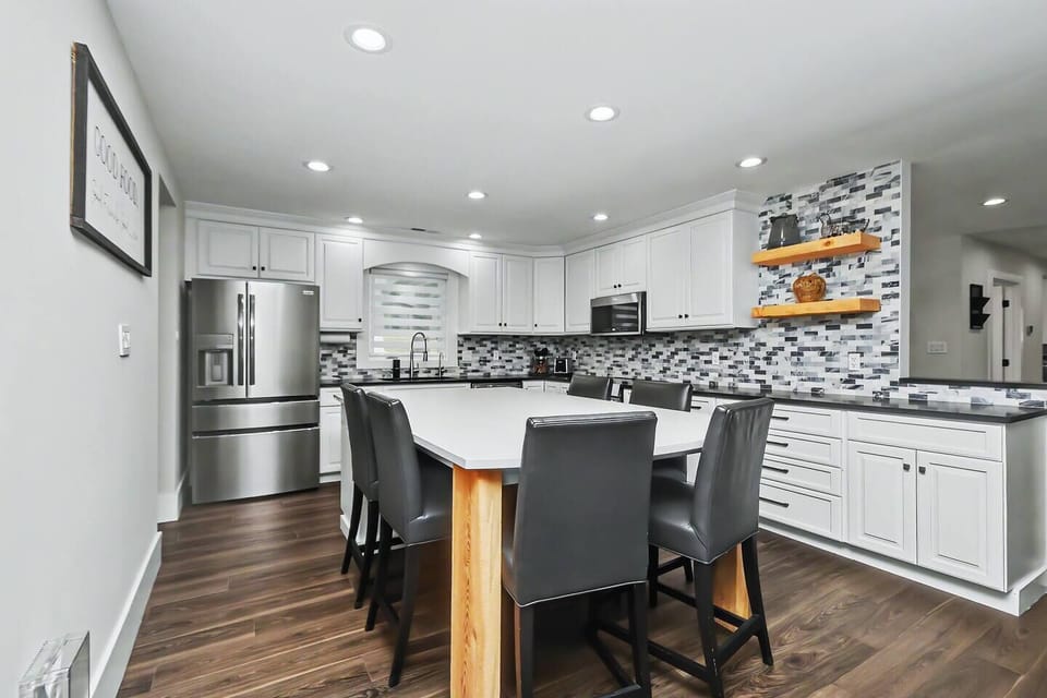 Kitchen and dining area - seats 10, fully stocked and ready for group meals