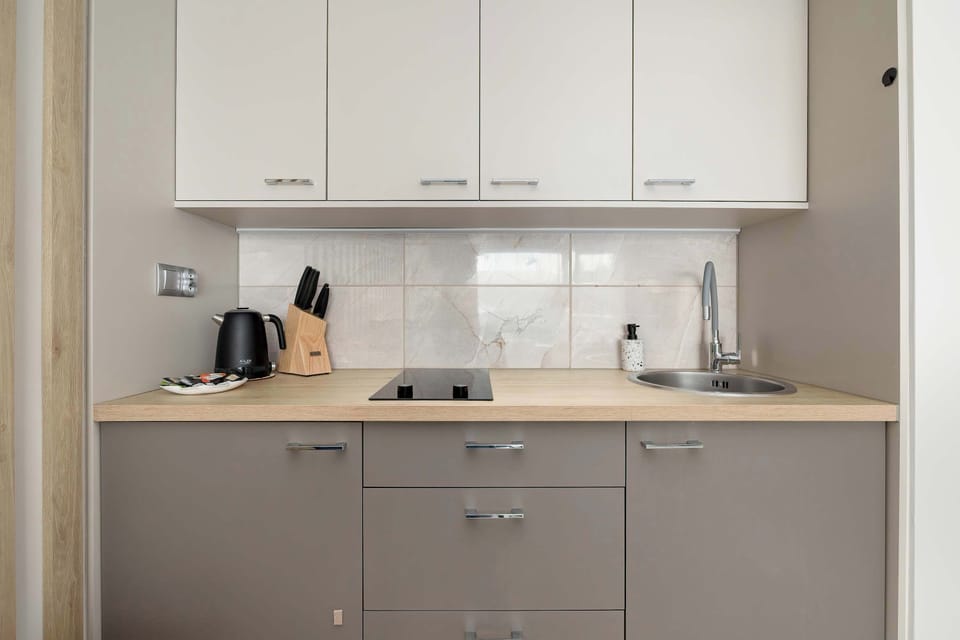 Fully Equipped Kitchenette with Modern Appliances and Cooking Essentials