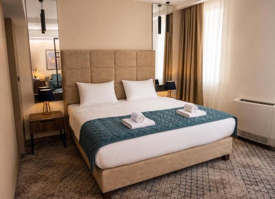 Deluxe Suite, City View | In-room safe, desk, blackout drapes, soundproofing